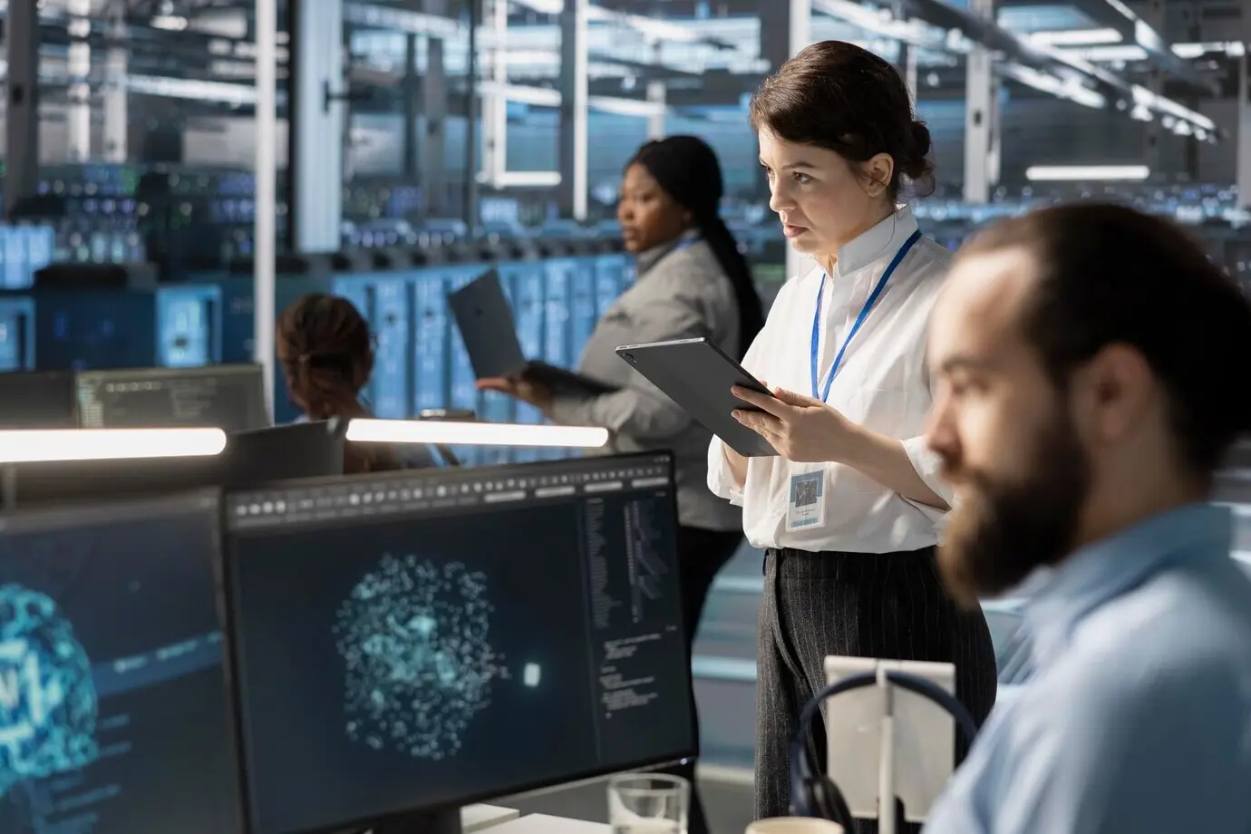 Administradores de sistemas en un centro de datos que incorporan herramientas de automatización impulsadas por IA.